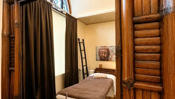 Cabina massaggi con quadro Buddha e dettagli orientali in legno