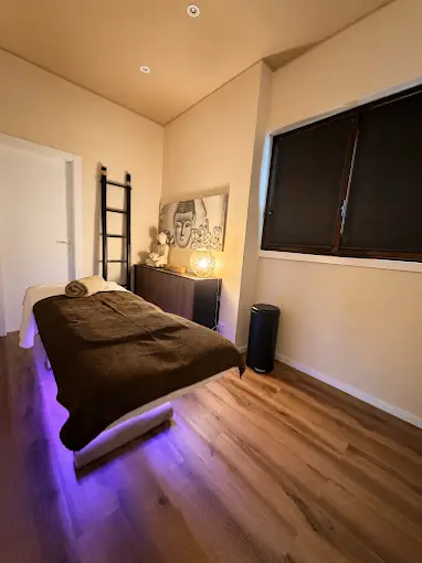 Cabina massaggi con cromoterapia e luce rilassante viola