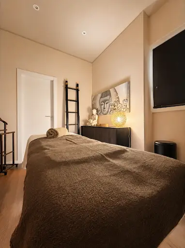 Cabina trattamenti corpo con lettino e area doccia del centro benessere