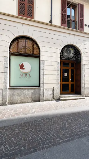 Vetrina di Alice Beauty Care in Via Achille Mapelli 10 a Monza